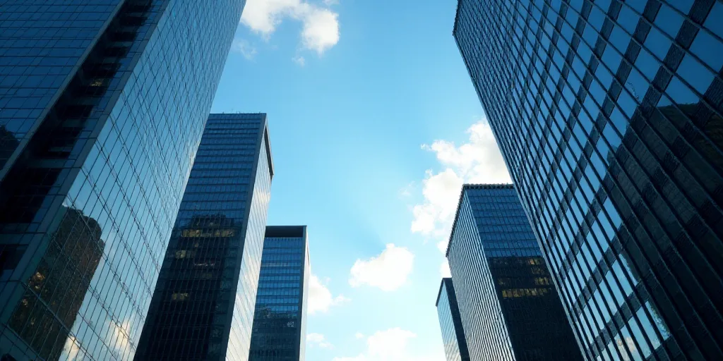 a view of a city with tall buildings and a blue sky in the background, looking up at the sky, Enguer